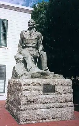 Statue de Jan Smuts au Cap. Il est représenté assis, en uniforme militaire, portant une canne
