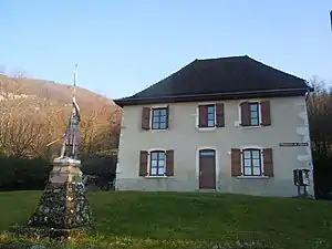 Le presbytère et la statue de Jeanne d'Arc.