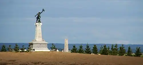 Statue de Kellermann et obélisque à Valmy