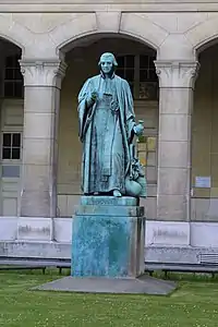 Monument à Vauquelin (1875), bronze.