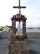 Statue de Notre-Dame de Lourdes devant une grande croix (croisement de la Rue Saint-Michel et de la Rue du Pressoir)