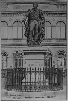 Statue de Sérurier devant la mairie.