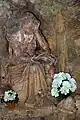 Statue de la Madeleine, au fond d’une grotte artificielle. Notez le crâne sous le crucifix qu’elle tient en main.