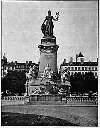 État original du monument avant le démantèlement de 1975.