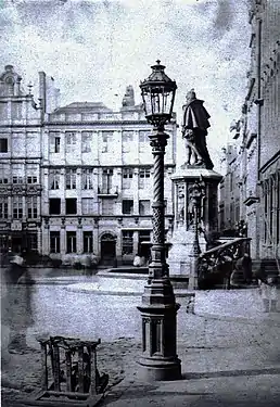 La statue des Comtes de Hornes et d'Egmont devant la Maison du Roi, avec en arrière-plan la Maison du Roi d'Espagne avant sa restauration par Samyn.