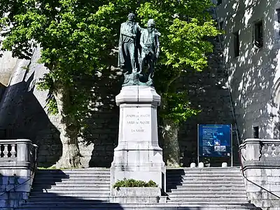 Monument à Joseph et Xavier de Maistre à Chambéry, amputé de la renommée.