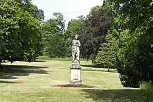 Statue dans le parc du château.