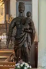 Statue en bois de la vierge à l'enfant dans l'église Saint-Pierre de Saint-Valery-Sur-Somme