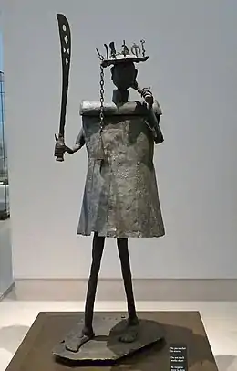 statue en métal figurant de manière stylisée un homme portant une épée, hauteur 168 cm