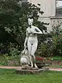 Vénus génitrice, dans la roseraie du Jardin des plantes, devant la Galerie
