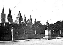 La statue en 1890 devant l'ancienne abbaye aux Hommes.