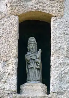 Statue de saint Honoré, saint patron des boulangers, nichée dans le moulin