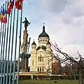 Statue d'Avram Iancu et entrée de la cathédrale