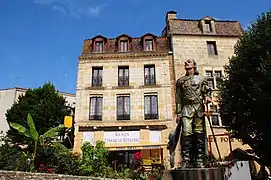 Statue de Cyrano de Bergerac, place Pélissière.