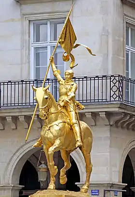 Statue équestre de Jeanne d'Arc sur la place des Pyramides à ParisChristel Sniter, « La guerre des statues. La statuaire publique, un enjeu de violence symbolique : l'exemple des statues de Jeanne d'Arc à Paris entre 1870 et 1914 », Sociétés & Représentations, Paris, Éditions de la Sorbonne, no 11,‎ 2001, p. 263-286 (ISSN 1262-2966, DOI 10.3917/sr.011.0263, lire en ligne)..