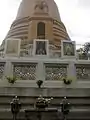 Statue du roi Rama IV dans une niche au Wat Bowonniwet