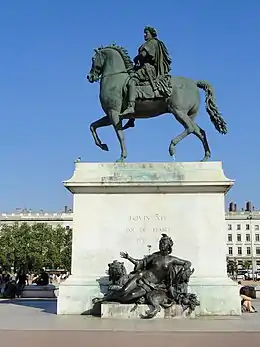 La statue équestre de Louis XIV au centre de la place.