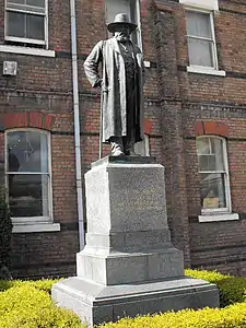 Monument à Ludwig Mond (1913), Northwich.