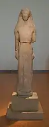 Corè dédiée à Artémis par la Naxienne Nicandrè à Délos, 640-630. Marbre, H. 175 cm. Musée national archéologique d'Athènes (MNArch Athènes)