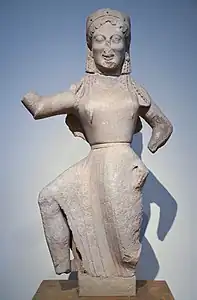 La plus ancienne statue en ronde-bosse de Niké. Trouvée à Délos, sculpteur: Archermos de Délos, v. 550. H. 90 cm. MNArch. Athènes