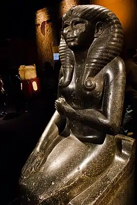 Reine Nofret II assise, ép. de Sésostris II. Trouvée à Tanis. Granodiorite, H. 1,65 m. Musée du Caire