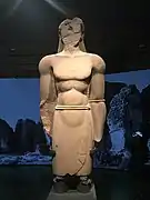 Statue d'homme brisée à hauteur de genoux, sanctuaire de Dadan (al-Khuraybah).