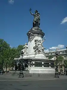 Monument à la République (1883), Paris, place de la République. Vue de l'œuvre dans son état d'origine, avant 2013.