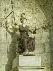 Statue d'une femme assise, portant un casque, tenant à la main droite uen lance, et dans la gauche une sphère ; la statue est blanche, la robe est d'un pourpre qui tire vers le marron.