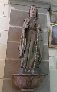 Statue en bois polychrome habillée de sainte Brigitte, parmi les plus anciennes de l'église