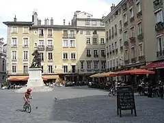 La statue de Bayard sur la place Saint-André