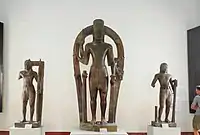 Statues de Vishnou (H. 2,70 m), Rāma et Balarāma du Phnom Da, Ta Keo. Fin VIe -début  VIIe siècle. Musée national du Cambodge, Phnom Penh.