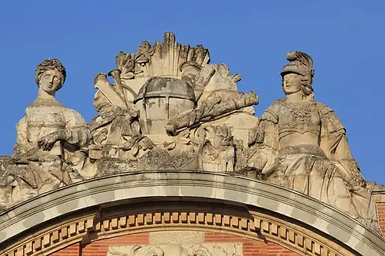 Clémence Isaure à gauche et Pallas Athéna à droite.