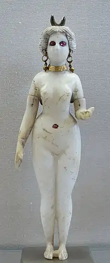 Statuette en albâtre d'une déesse nue, avec des ornements en bronze doré et rubis, provenant d'un tombeau de Babylone, Ier siècle av. J.-C. − Ier siècle apr. J.-C. Musée du Louvre.