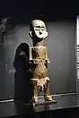 Statue d'ancêtres, gardiens de reliquaire. Mbete. Fin XIXe - début XXe siècle. Personnage masculin d'un couple, 44 × 12 × 13 cm. Bois, cuivre