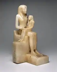 Ânkhésenpépi II portant une couronne de vautour tandis que son fils, le pharaon Pépi II est assis sur ses genoux. VIe dynastie, albâtre, Brooklyn Museum.