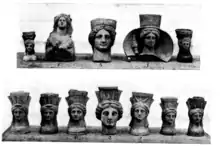 Groupe de statuettes représentant une divinité féminine avec un chapeau