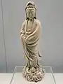 Statue en porcelaine « blanc de Chine » représentant Guan Yin probablement réalisée à Dehua.