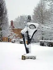 La statue à l'extérieur de l'ancienne loge du portier dans la neige, "Achaean" de Barbara Hepworth .