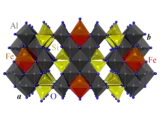 Structure de la staurolite projetée sur le plan (a,b) (vue en perspective). Rouge et orange : Fe, gris : Al, jaune : Si, bleu : O. Les atomes d'hydrogène ne sont pas représentés.