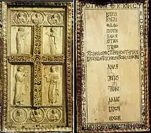 Deux photographies d'un coffret en ivoire, la première montrant une croix séparant quatre personnages, avec, au-dessus et en-dessous, trois petits médaillons ; la deuxième montrant une inscription grecque écrite de haut en bas.