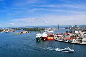 Sølyst (au centre) devant le port de Stavanger