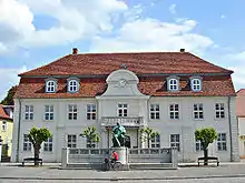 L'ancien hôtel de ville sur la place du Marché, avec la statue de l'écrivain Fritz Reuter par Wilhelm Wandschneider (1911).