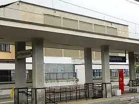 Abri sur le quai central de la gare de Bussolin avec une bouche donnant accès au passage souterrain.