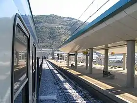 La gare de Taggia-Arma vue depuis un train.