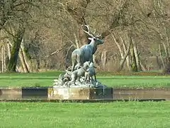 Le monument de chasse dans le parc.