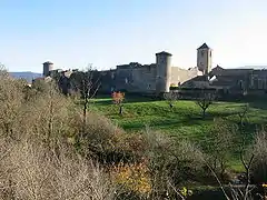 Vue du rempart nord de l'enceinte fortifiée hospitalière du XVe siècle autour du village.