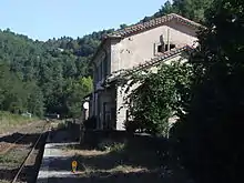 La voie unique, le quai et l'ancien bâtiment voyageurs.