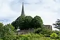 L'église vue de la route départementale 10 (mai 2009)