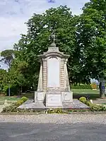 Monument aux mortsLe monument aux morts de Sainte-Croix-du-Mont sur Patrimoine de France
