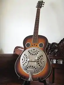 Guitare à résonateur de marque Dobro.